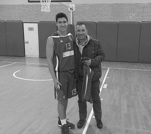 Lokales Basketballteam, unterstützt von RIVIMETAL