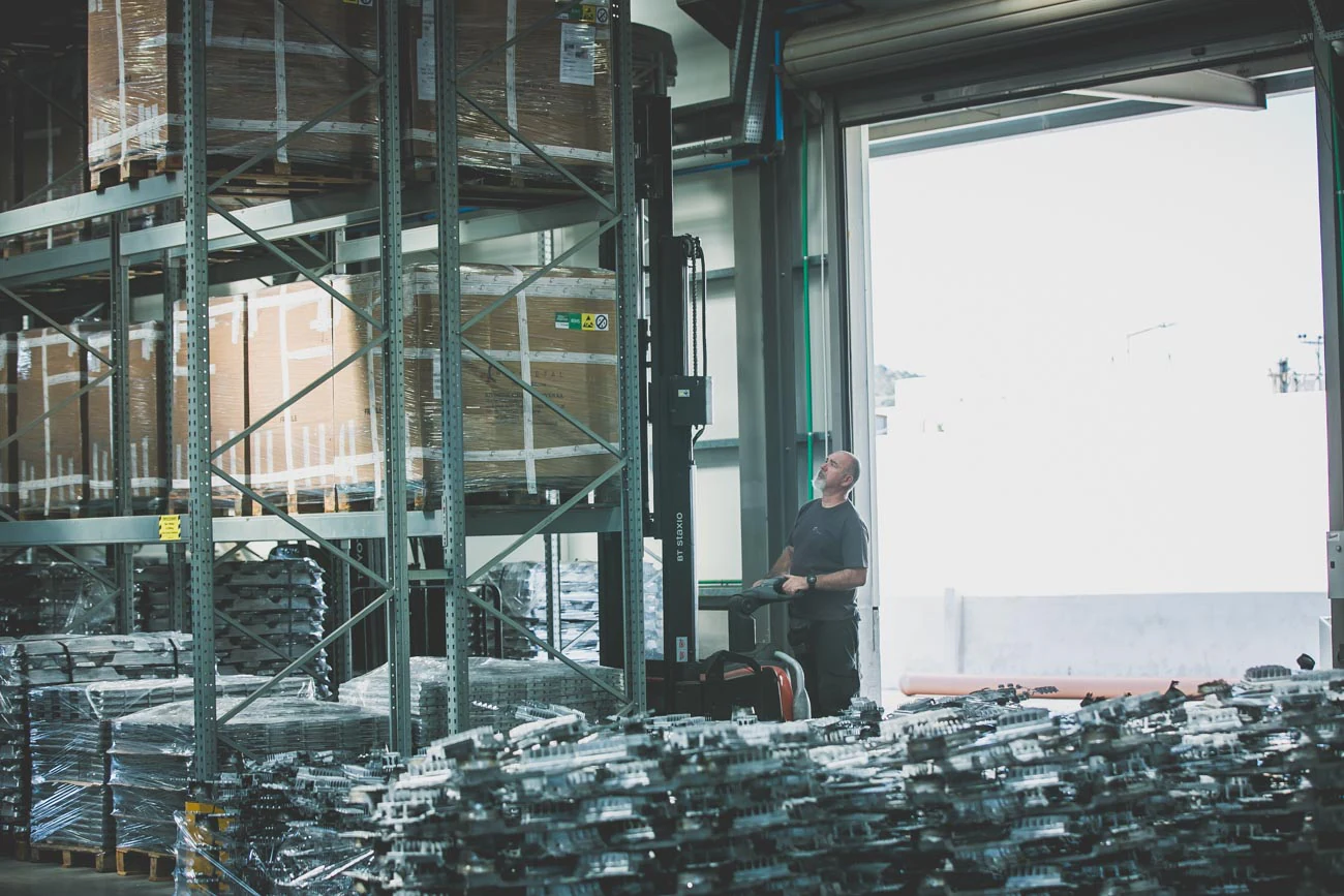 RIVIMETAL operator working within the production flow