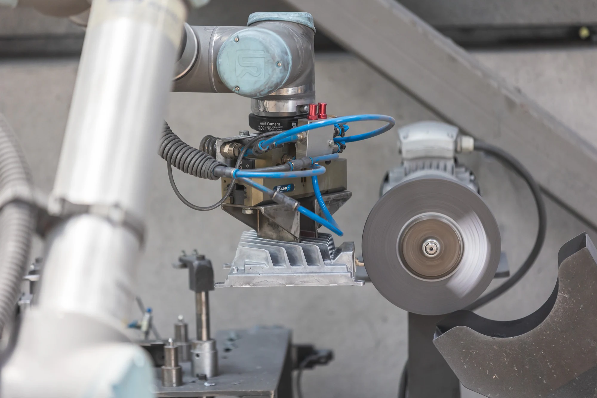 Automated finishing of an aluminium casting in RIVIMETAL production