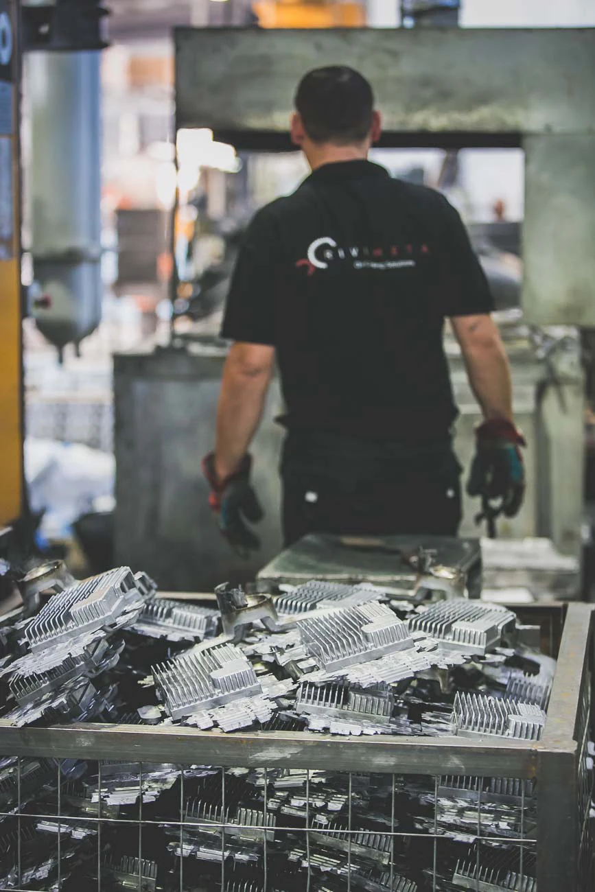 Mitglied des RIVIMETAL-Produktionsteams, das mit Aluminiumkomponenten arbeitet